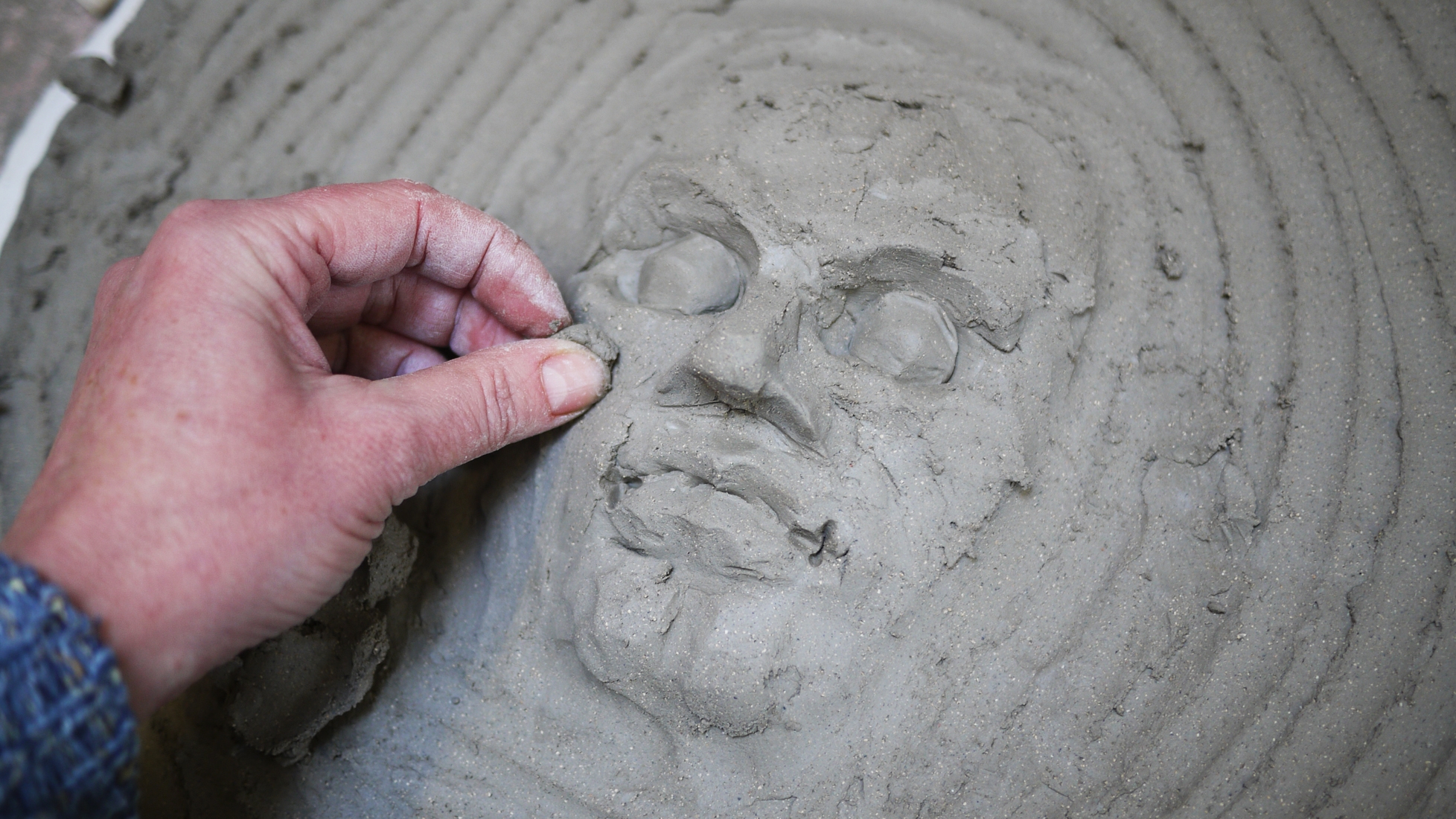 Detail modelování keramického obličeje